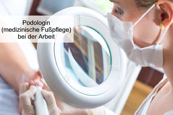 Podologe bei der medizinischen Fußpflege